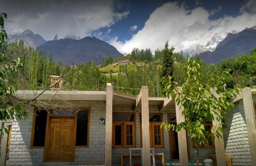 Karimabad Hotel | Lady Finger Guest House And Lodge