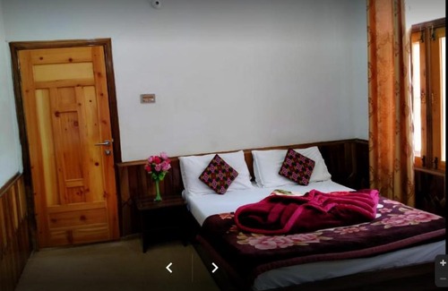 Karimabad Hotel | Lady Finger Guest House And Lodge