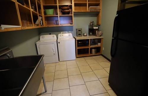 Broken Bow Cabin | Lago Vista: Sleeps 30 + Game Room, Lake View, Private Pool