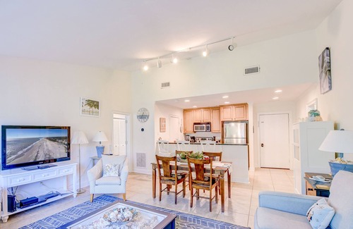 Isle of Palms Condo | Lagoon view condo w/easy access to the beach in Wild Dunes