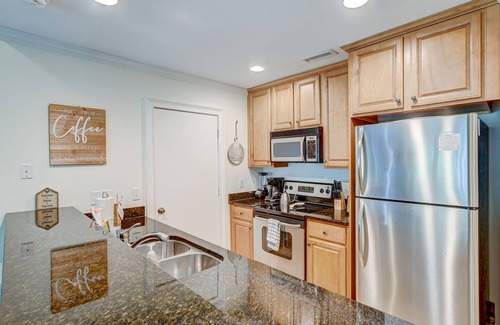 Isle of Palms Condo | Lagoon view condo w/easy access to the beach in Wild Dunes