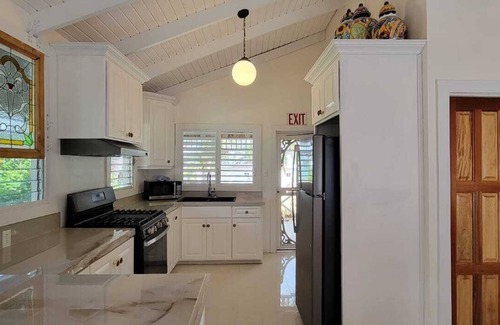 Caye Caulker House | Laid-back luxury in the quiet end of village just a moments walk to everything!
