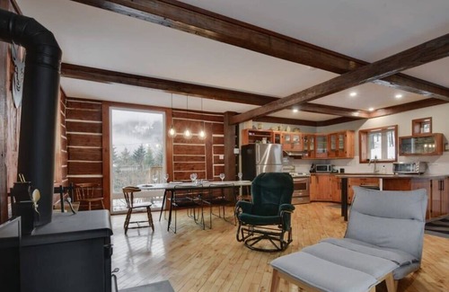 Saint-Raymond Ski Chalet | Lakaban | Forest Hideaway | Fireplace, Comfort & Privacy