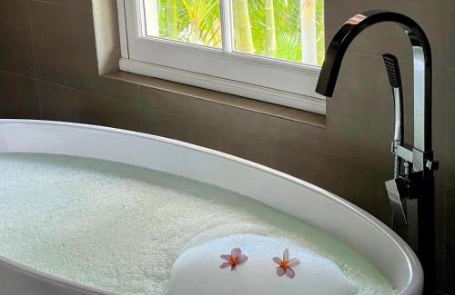 Cap Malheureux Apartment | Lakaz Kannell - Cinnamon Room- Luxury Bedroom and Bathroom infinity pool