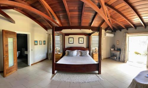 Cap Malheureux Apartment | Lakaz Kannell - Cinnamon Room- Luxury Bedroom and Bathroom infinity pool