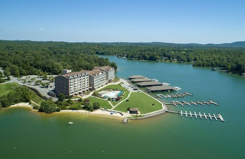 Huddleston Resort | Lake and Mountain waterfront condo SML with amenities Mariners Landing