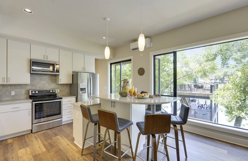 Rio Robles House | Lake Austin Retreat: Chic Lakeside Living w/a 3-Story Dock & Designer Style