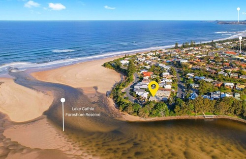 Lake Cathie Villa | Lake & Beach Front - roll out of bed to sand, waves & sun