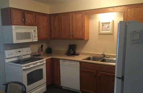 Osage Beach Apartment | Lake Condo with Pool and Hot Tub at Lake Ozark