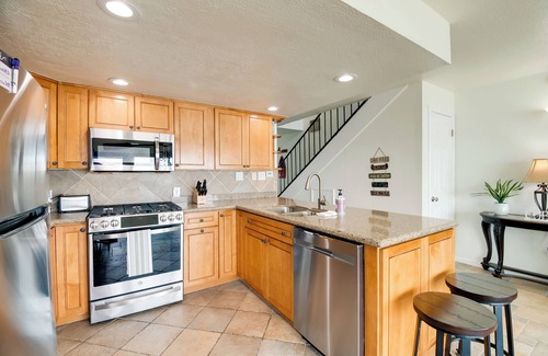 Seven Coves Condo | Lake Conroe Condo: Balcony, Views & Pool Access!
