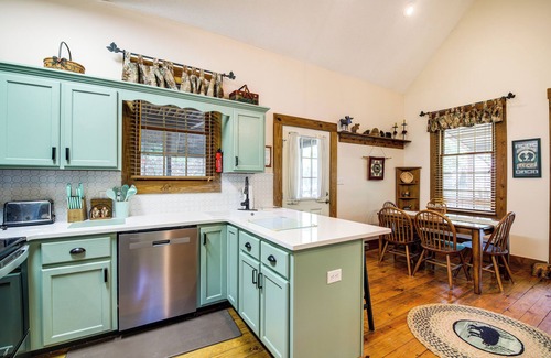 Sloans Valley Cabin | Lake Cumberland Resort Cabin w/Community Perks!