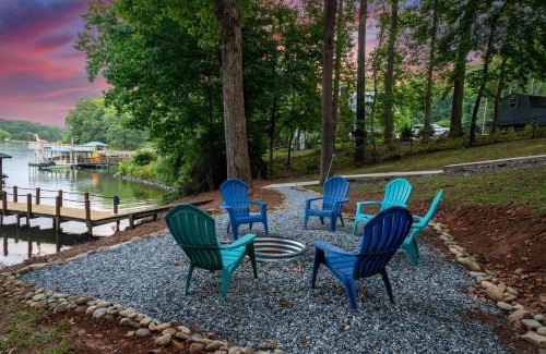 Lake Norman of Catawba House | Lake Days by AvantStay Hot Tub Firepit Game Room Private Dock Access