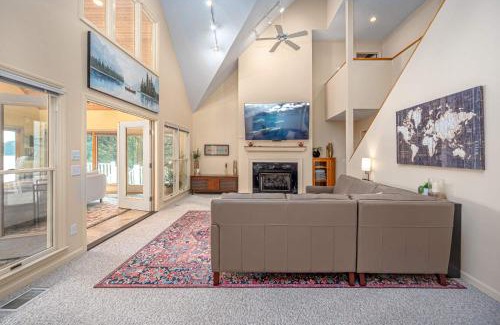 Hillsborough House | Lake Days Getaway