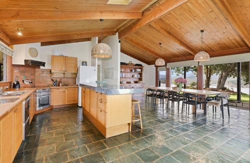 Mansfield House | Lake Eildon Retreat - Breathtaking Views - Sleeps 12