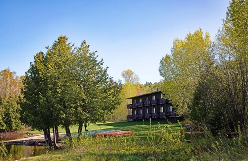 Copper Harbor Hotel | Lake Fanny Hooe Resort-2 Bed With Balcony #12 Hotel Room