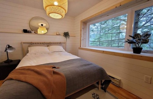 Utterson Cottage | Lake front 3Br 1Ba Muskoka Cottage /classic Canadian Shield