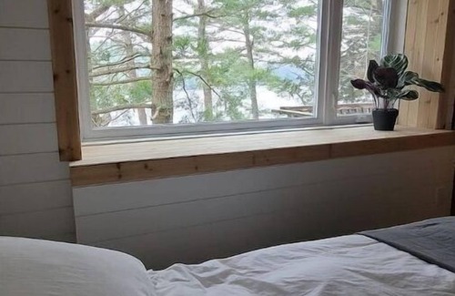 Utterson Cottage | Lake front 3Br 1Ba Muskoka Cottage /classic Canadian Shield