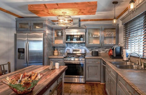 Topton Cabin | Lake Front Cabin with Private Dock, Hot tub and Fire Pit