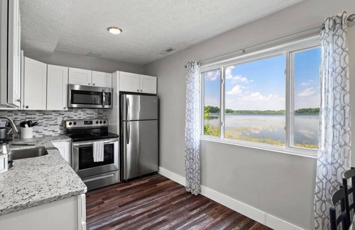Portage Lakes Apartment | Lake Front|Hot Tub|Kayaks|Fire Pit|Sleeps 10