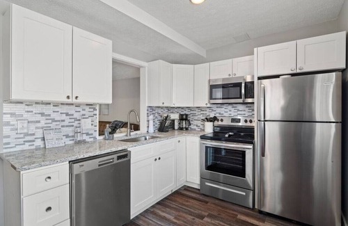 Portage Lakes Apartment | Lake Front|Hot Tub|Kayaks|Fire Pit|Sleeps 10