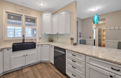 Salem Condo | Lake front Keowee Condo w/Balcony & Resort Amenities! (20 min to Clemson) by RedAwning