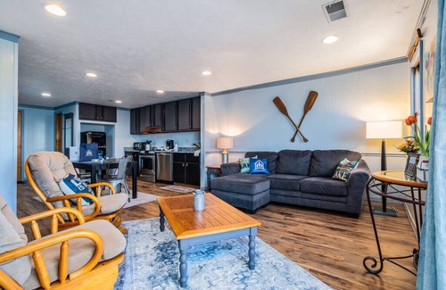 Big Cedars House | Lake Front King Suite: Full Kitchen-Deck-Shared Hot Tub-Free Tix Daily