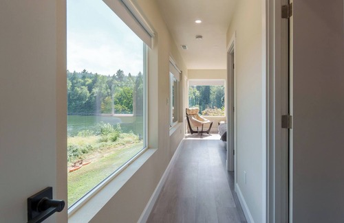 Oak Grove House | Lake Front - Spacious 6-bedroom house with AC, WiFi, Free Parking in Milwaukie!