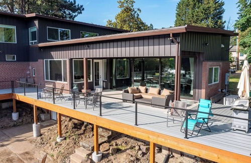 Oak Grove House | Lake Front - Spacious 6-bedroom house with AC, WiFi, Free Parking in Milwaukie!