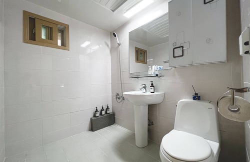 Songpa House | Lake Frontage Modern House (15min walk to Lotteworld)