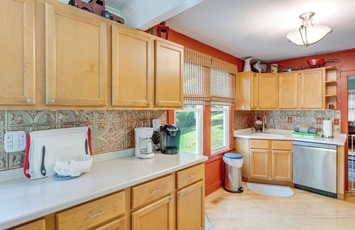 Williams Bay Cottage | Lake Geneva Family Gem w/Fenced Dog Run!