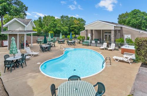 Kimberling City House | Lake Hideaway - Waterfront Condo with Resort Perks