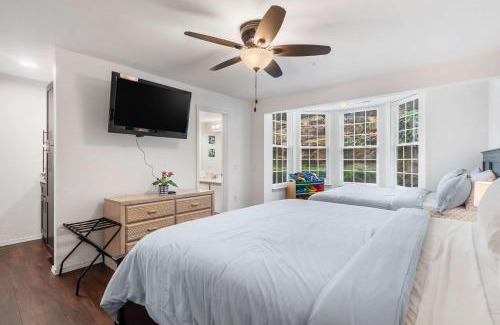 Kimberling City House | Lake Hideaway - Waterfront Condo with Resort Perks