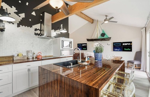 Point Venture House | Lake & Hill View - 5 Bed /4 Bath /4 King Beds