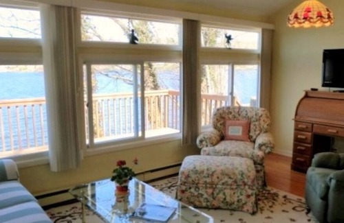 Mount Arlington Cottage | Lake Hopatcong Bungalow with Sunset Views, 2BR + Loft