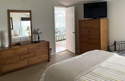 Mount Arlington Cottage | Lake Hopatcong Bungalow with Sunset Views, 2BR + Loft