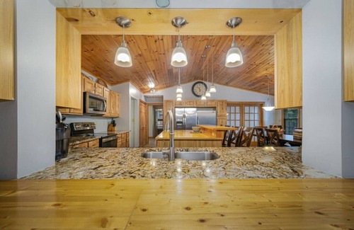 Troutman House | Lake House Getaway.Where memories are made and worries are left behind!