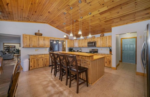 Troutman House | Lake House Getaway.Where memories are made and worries are left behind!