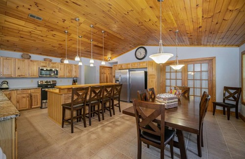 Troutman House | Lake House Getaway.Where memories are made and worries are left behind!