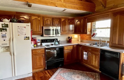 Rock Island Cabin | Lake house on 5 acres. Pet Friendly! Close to State Parks, Caverns, and Marinas.