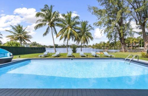 Ojus House | Lake House