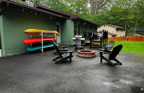 Pocono Summit House | Lake House with Fire Pit, Kayaks & Games, minutes from Kalahari