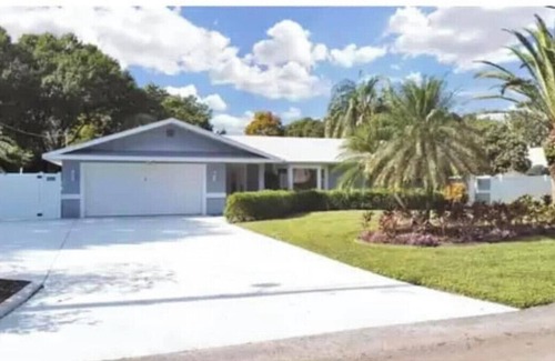 Winter Haven House | LAKE HOUSE WITH PRIVATE Free HEATED POOL & GAME ROOM 4 min FROM LEGOLAND