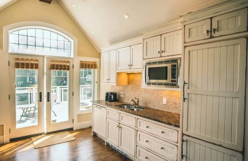 Muskoka Lakes House | Lake Joe Dreaming - your Muskoka home away from home!