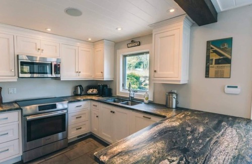 Muskoka Lakes House | Lake Joe Dreaming - your Muskoka home away from home!