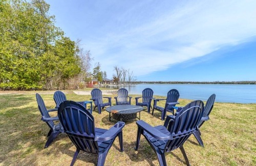 Alpena House | Lake|King|Kayaks|Game room|Firepit|AC|Dock