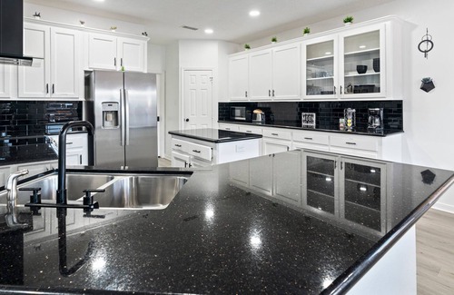 Seven Coves House | Lake life on the Shoreline - Sleeps 9 Guests and w/Pool and PS5