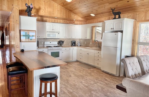 Levering Cottage | Lake living at its finest in this comfy cottage