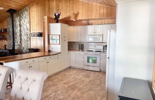 Levering Cottage | Lake living at its finest in this comfy cottage