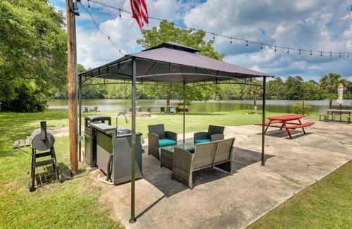 Eutawville Apartment | Lake Marion Gem Communal Outdoor Space with Views!