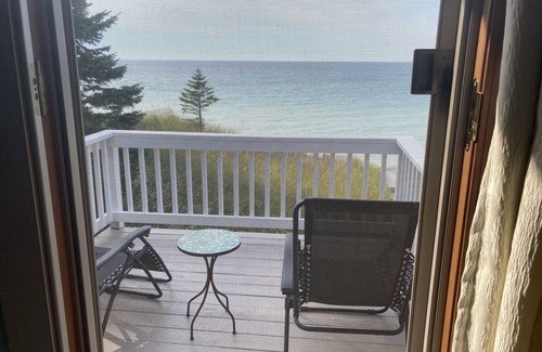 Manistee House | Lake Mich. Beachfront 4 bedroom Home with Fantastic Views and private beach
